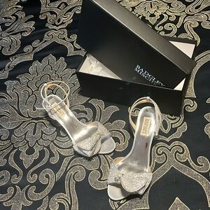 Women’s Badgley Mischa silver bow tie sandals size 8